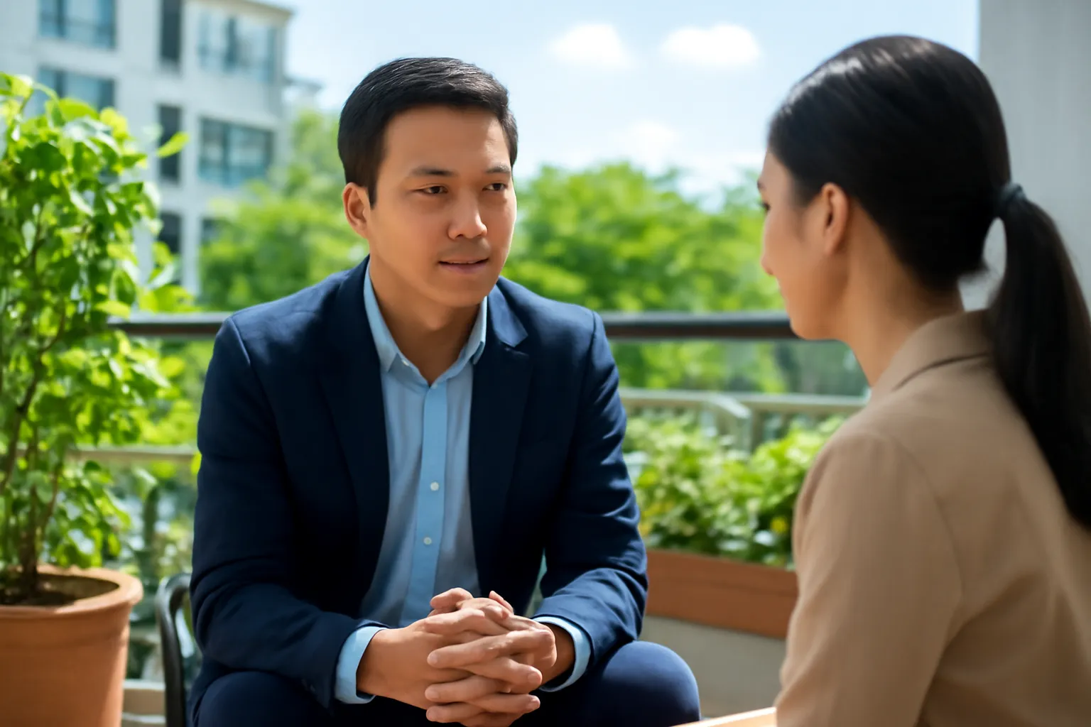 Quản lý trẻ nói chuyện riêng với nhân viên trên ban công